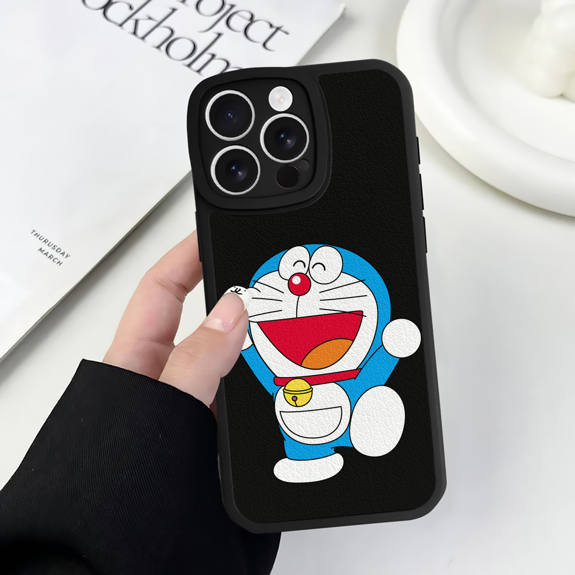 （画像用） ドラえもん Doraemon 【iPhone 16シリーズ対応】シリコンスマホケース（レザー調） 材質：シリコン